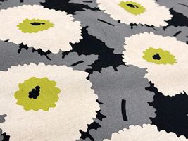 コットンこばやし北欧調綿麻キャンバスプリント「フラワードーナツ」黒地×生成花