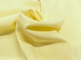 お洋服づくりのためのトロピカルストレッチ無地ペールイエロー