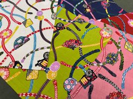 粋なスケアープリント「猫のご挨拶〜帯ひもと帯どめを添えて〜」_拡大イメージ