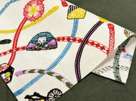 粋なスケアープリント「猫のご挨拶〜帯ひもと帯どめを添えて〜」_拡大イメージ