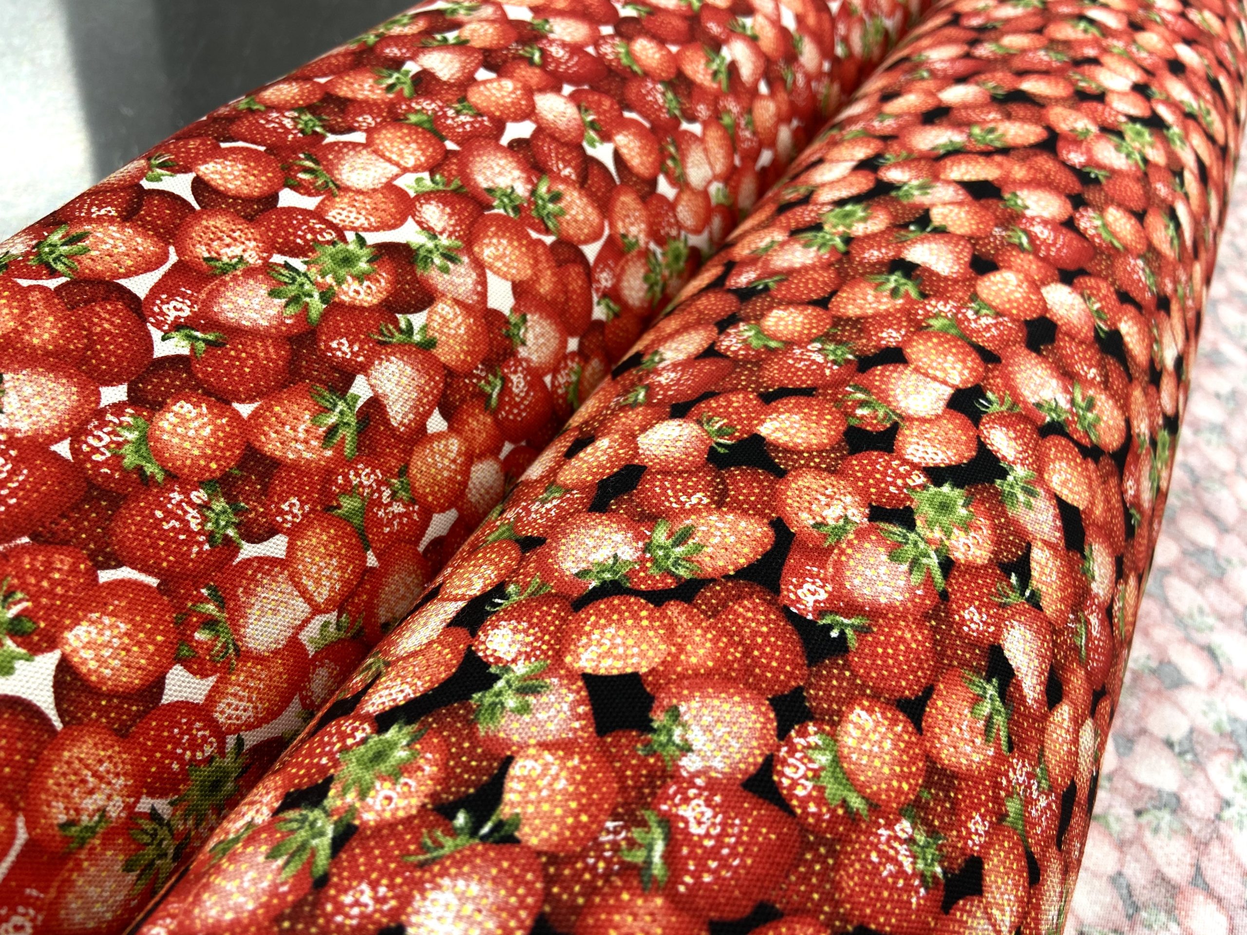 復刻オックスプリント 「イチゴがいっぱいの布」