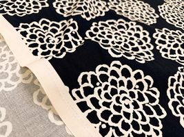 コットンこばやし ダリア柄のツイルプリントブラック