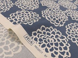 コットンこばやし ダリア柄のツイルプリントネイビー