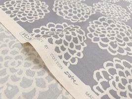 コットンこばやし ダリア柄のツイルプリントグレー