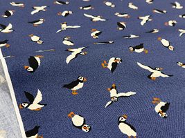 my piece of fabric デニム鳥オックスプリント「パフィン」_拡大イメージ