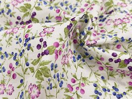 コッカファブリック 60ローンプリント「花と木の実」オフ白