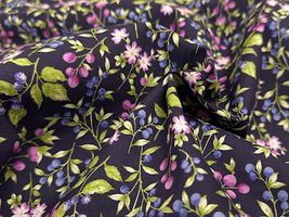 コッカファブリック 60ローンプリント「花と木の実」ネイビー